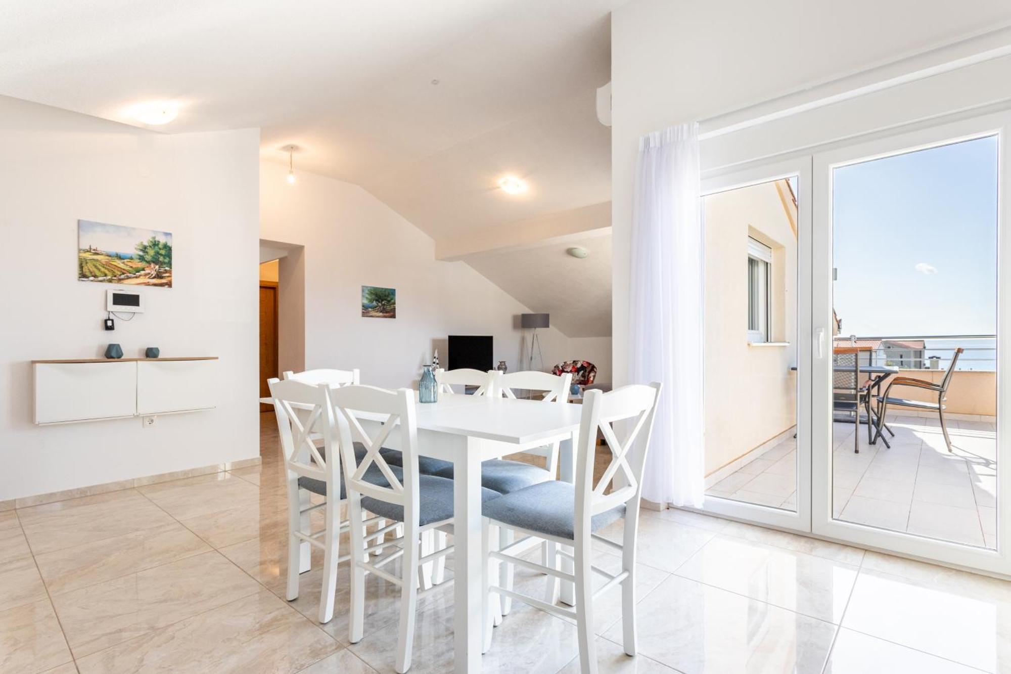 Vakantiehuis Ana Perfect For Families With Kids And Groups,house With Heated Pool Podstrana