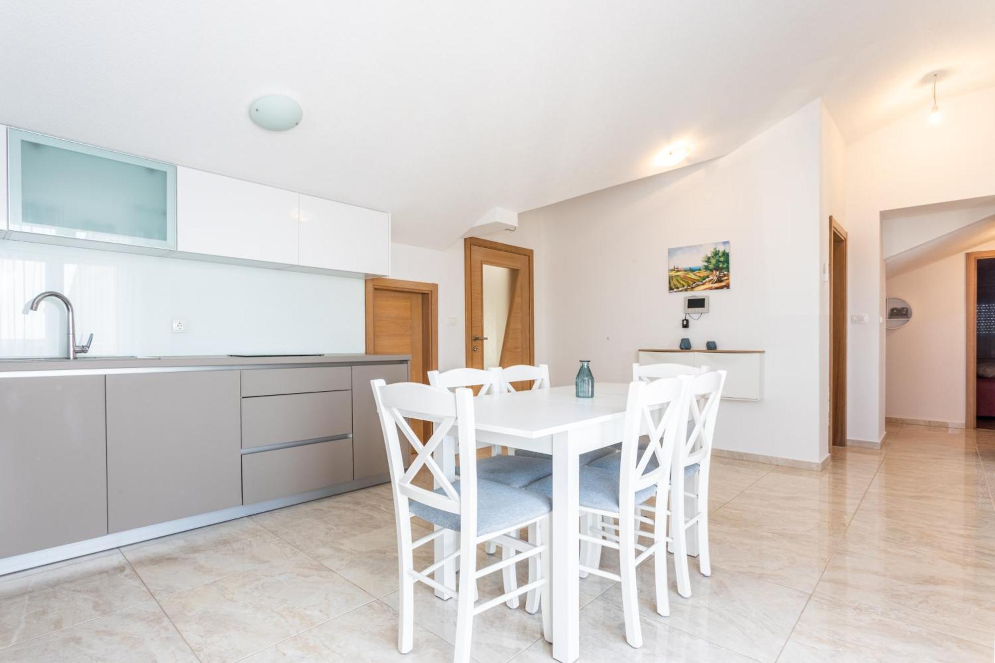 Ana Perfect For Families With Kids And Groups,house With Heated Pool Podstrana